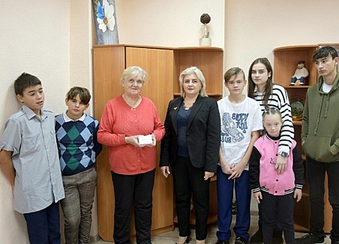 В Аксайском районе удостоверение многодетной семьи получила Татьяна Сорокина, воспитавшая 47 детей
