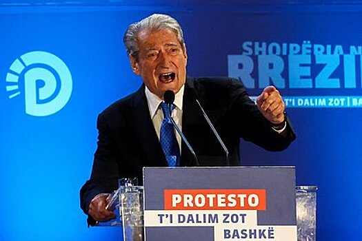 Неизвестный ударил бывшего президента Албании кулаком и попал на видео