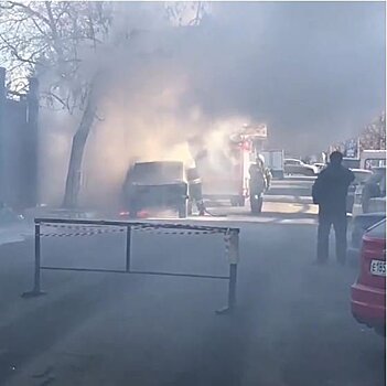 Авто сгорел после аварии в центре Краснодара