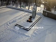 В Серове женщина потушила Вечный огонь и попала на видео