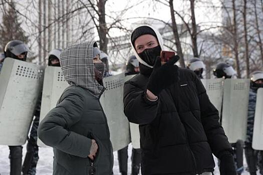 Ледовое побоище, провокаторы и снежки: как прошли протестные акции на Урале