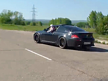 СК возбудил дело против отца из-за видео с высунутым из окна машины младенцем