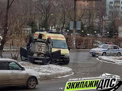 Автомобиль перевернулся рядом с автовокзалом во Владивостоке