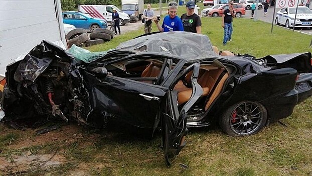 На трассе «Вятка» 26-летний пьяный водитель влетел в здание, превратив свою «Альфа Ромео» в груду металла