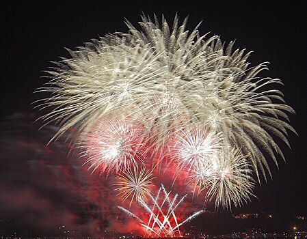 Непонятное время, толкучка в автобусах, музыки не слышно: что опять не так с фестивалем фейерверков в Костроме