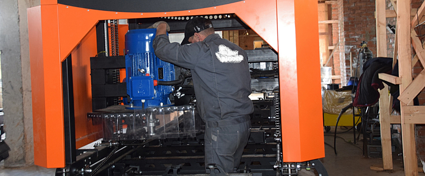 Александр Бречалов посетил предприятие по производству лесопильной техники в Удмуртии