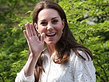 Редкий кадр: Кейт Миддлтон сменила высокие шпильки на белые кеды и укороченные брюки для работы в саду