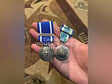 Военкор показал добытые ЧВК «Вагнер» в Артемовске трофейные медали НАТО и ООН