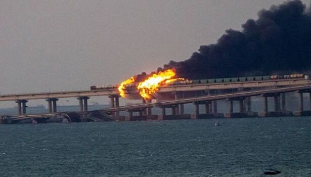 МК: Участок Крымского моста обрушился в море