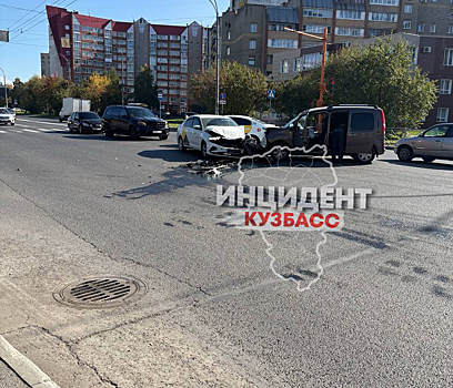 Таксист серьезно пострадал в лобовом ДТП около кемеровского ТРК