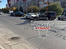 Таксист серьезно пострадал в лобовом ДТП около кемеровского ТРК