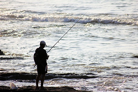 Рыбаки поймали редкого окуня за 890 тысяч