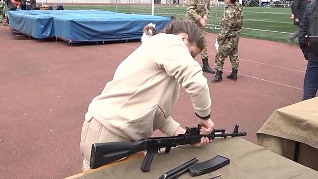 Военно-патриотическая игра прошла в Подольске. Участники собирали автоматы и проходили полосу препятствий