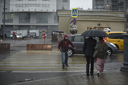 Предпоследний уровень погодной опасности объявили в столице из‑за ливней