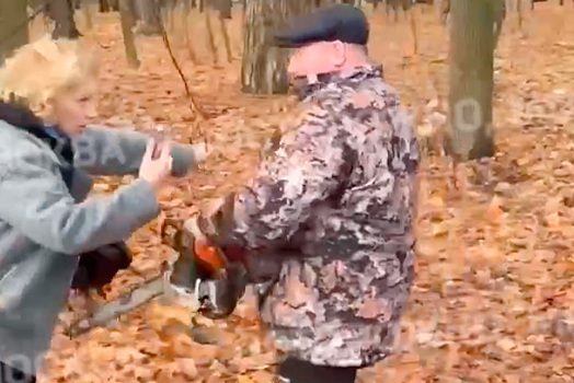 Защищающая парк москвичка встала на пути мужчины с бензопилой