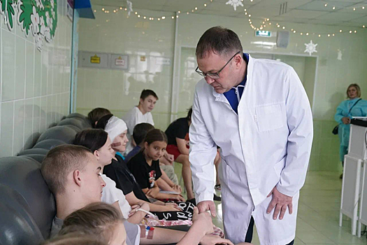Губернатор Кузбасса с волшебной командой поздравил маленьких пациентов
