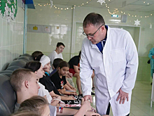 Губернатор Кузбасса с волшебной командой поздравил маленьких пациентов