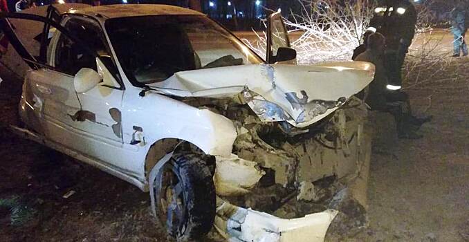 В Ленинском районе «Хонда» на скорости врезалась в дерево — пострадали два человека