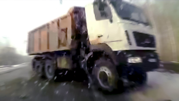 Регистратор снял спасение водителя от казалось бы неминуемой гибели