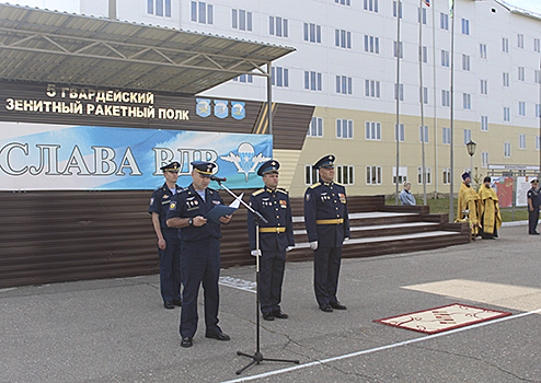 Новому командиру гвардейского зенитного ракетного полка Ивановского воздушно-десантного соединения вручили Боевое знамя части