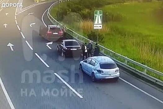 Массовая драка со стрельбой в российском городе попала на видео