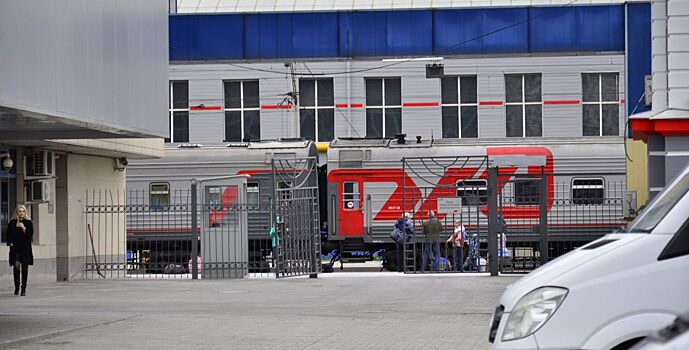 4 класс. Скорость товарного поезда. Пассажирский поезд каждую минуту. Пассажирский поезд каждую минуту. Товарный поезд каждую минуту проезжает на 750.