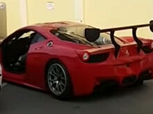 Видео: Мazda на полному ходу снесла дверцу у Ferrari