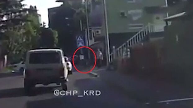 Видео: в Туапсе велосипедист-лихач снес дорожный знак, в попытке обогнать авто