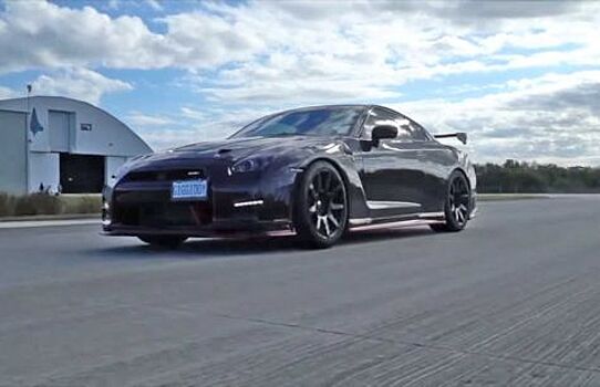 Модифицированный Nissan GT-R Go показывает на трассе скорость 330 км в час