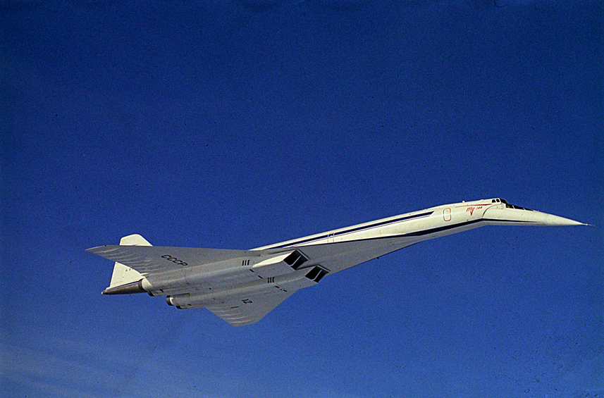 В небе сверхзвуковой пассажирский самолет Ту-144, 1973 год