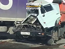 Самосвал в Кемерове протаранил фуру интернет-магазина