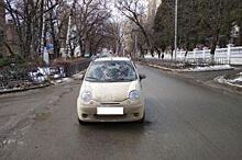 В Ставрополе под колёса автомобиля попали двое школьников
