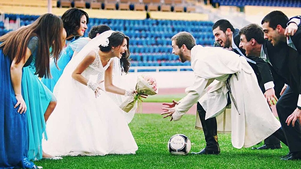 Одним из необычных вариантов станет свадьба на стадионе, которая подойдет болельщикам и любителям футбола