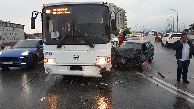 Три человека пострадали в Сочи в ДТП с участием автобуса