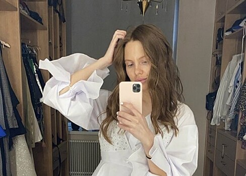 Белоснежная рубашка и ни грамма косметики: Клюкина показала свой домашний look