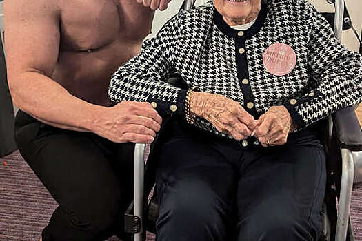 Для 103-летней жительницы Англии устроили праздник с шампанским и стриптизером