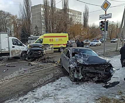 В Курской области столкнулись четыре автомобиля, ранена женщина