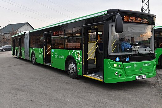 Возвращение "гармошки": большие автобусы появились на дорогах в Алматы