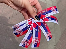 В Армавире волонтеры раздают прохожим ленточки в цветах российского флага