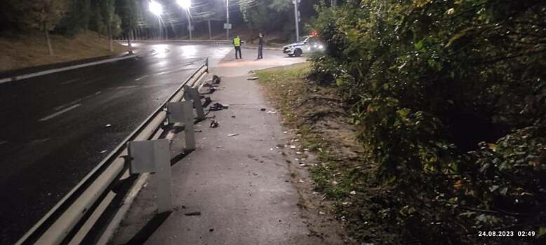 В Кировском районе Саратова «двенадцатая» влетела в заросли деревьев