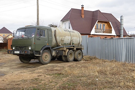 «Как людям здесь жить?»: в пригороде Челябинска возобновили слив нечистот под забор жилого дома
