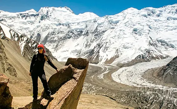 Операция по спасению застрявшей на пике Победы альпинистки приостановлена