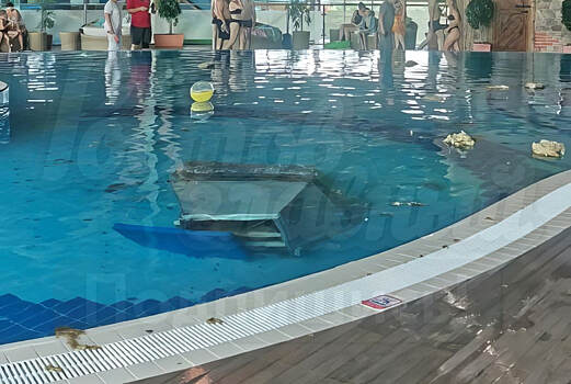 Соцсети: в ростовском аквапарке вытяжка с высоты упала в бассейн