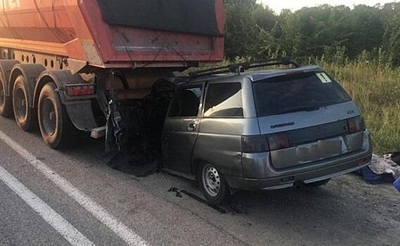 В Горячем Ключе автомобиль ВАЗ врезался в грузовик - погибли два человека