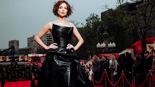 Настасья Самбурская испугалась микрофона Super на красной дорожке ММКФ-2025: видео