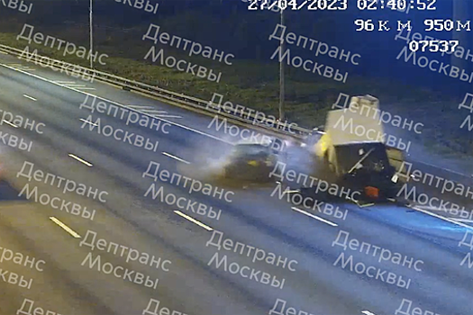 Автомобиль такси врезался в стоящий грузовик на МКАД