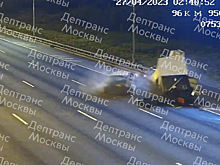 Автомобиль такси врезался в стоящий грузовик на МКАД