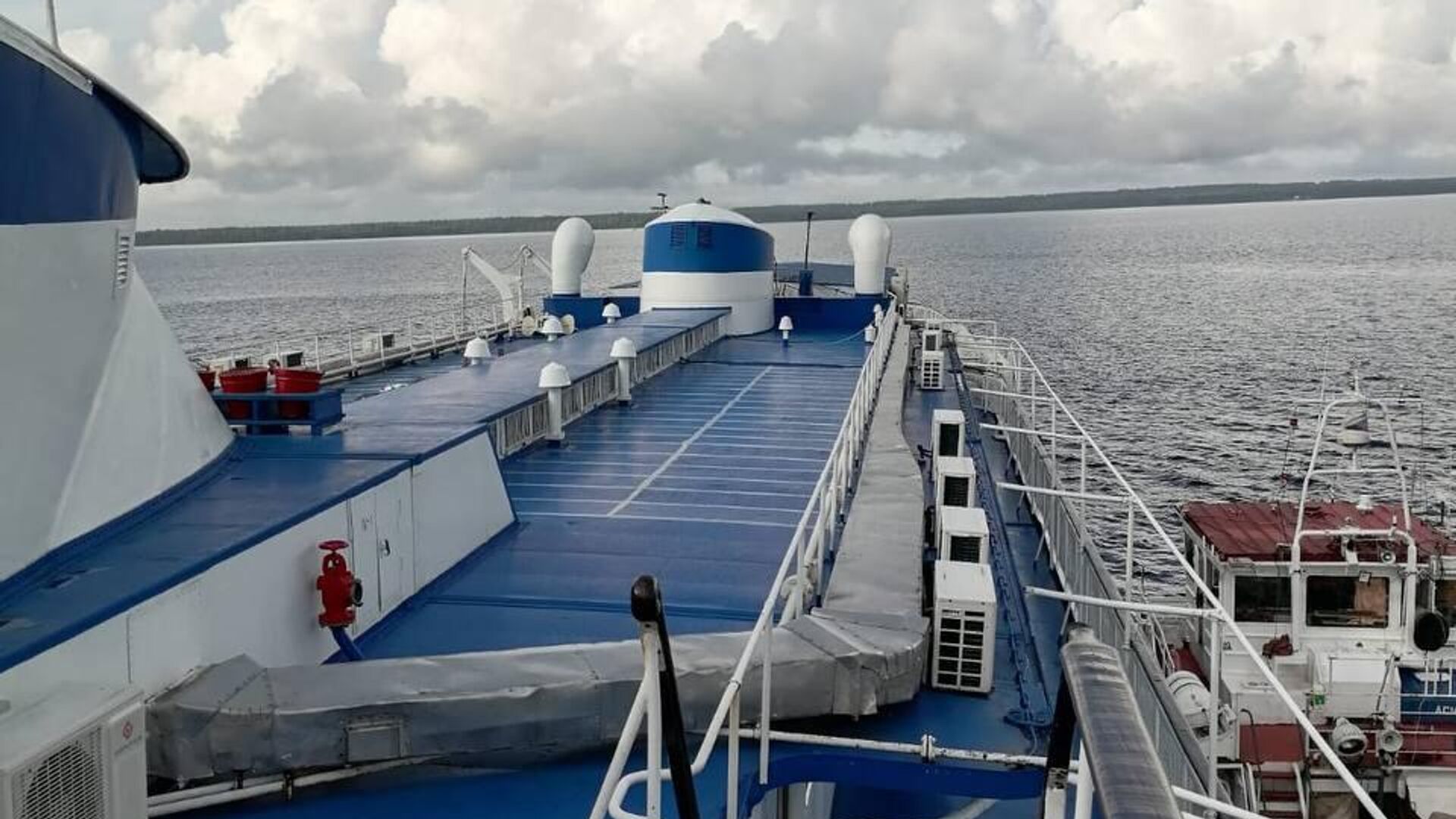 Спасатели эвакуировали 87 пассажиров с севшего на мель в Ладожском озере теплохода