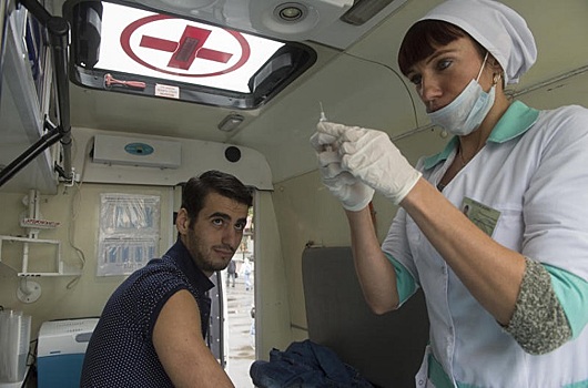 Жители ЮЗАО выстраиваются в очереди у мобильных пунктов вакцинации