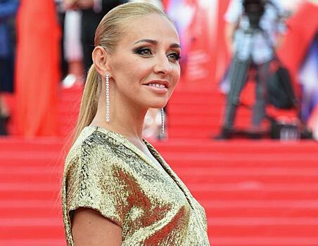 Стильная весна: Навка в худи цвета капуччино запечатлелась на прогулке